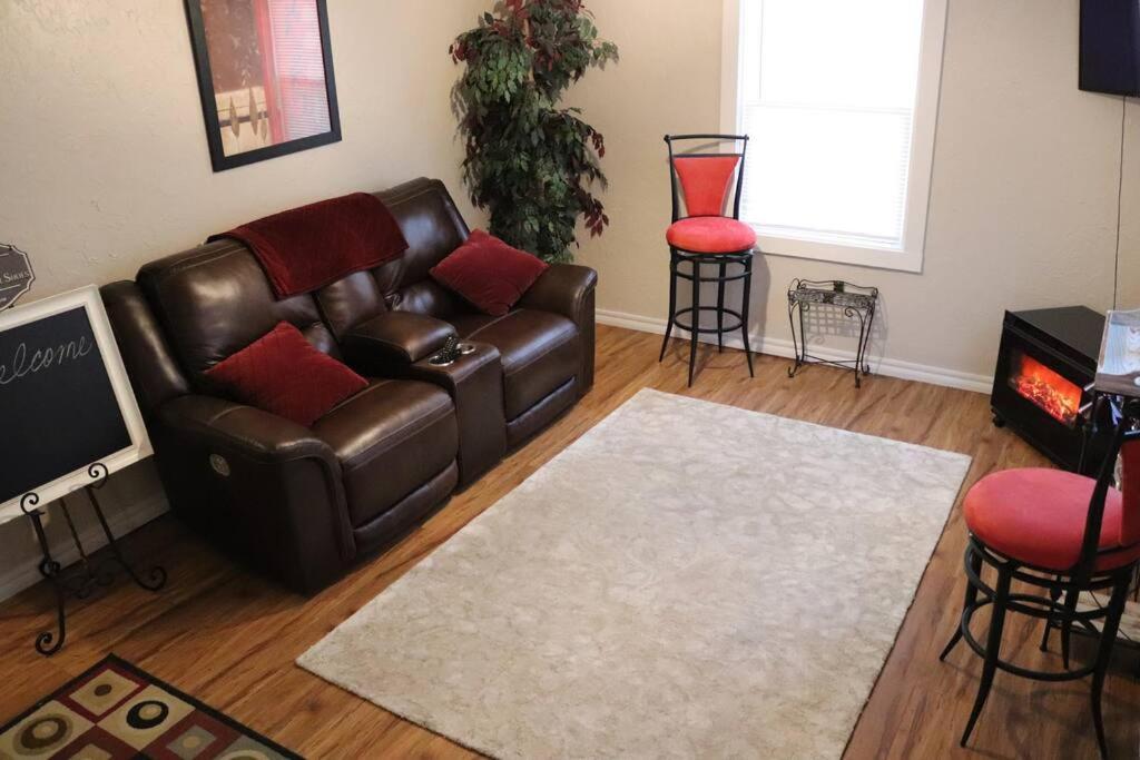 Charming 2 Bedroom Retreat Minutes From Downtown Tulsa Luaran gambar
